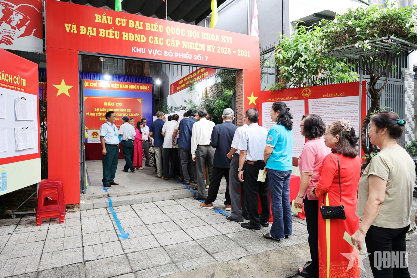 Cử tri Nha Trang nô nức thực hiện quyền công dân trong “Ngày hội non sông”